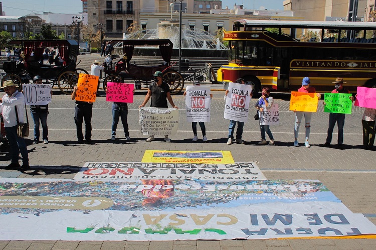Vecinos de Tonalá se manifiestan contra la basura de Guadalajara